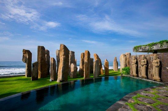 Standing Stones Restaurant and Beach Lounge