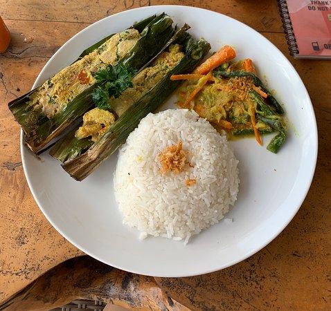 Mois Bar and Bistro