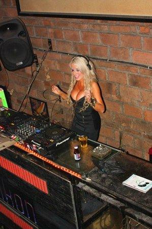 Eikon, Bar & Club
