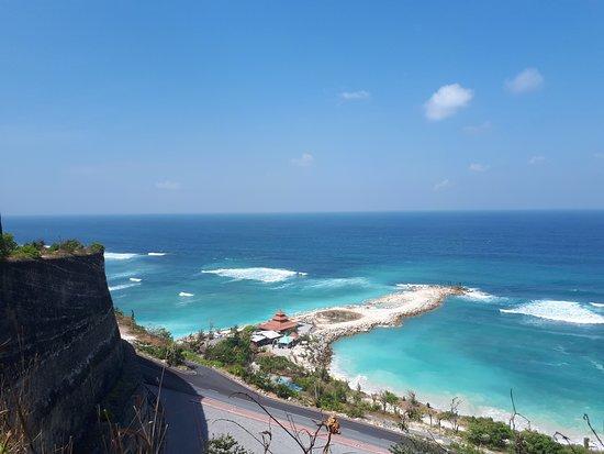 Surfing di Pantai Dreamland