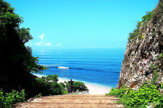 Selancar di Pantai Bingin